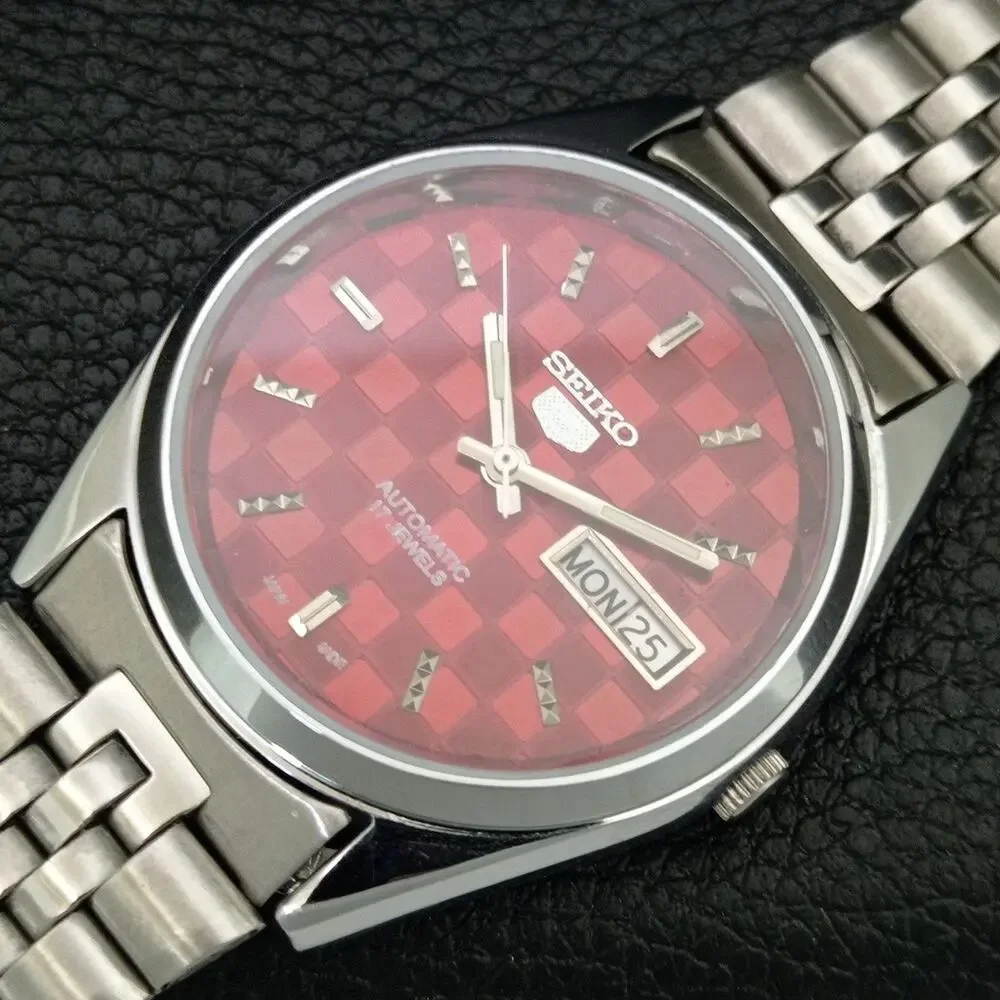 Vintage 1974 Seiko Automatic Mens Silver Watch W/daydate & Silver Accents